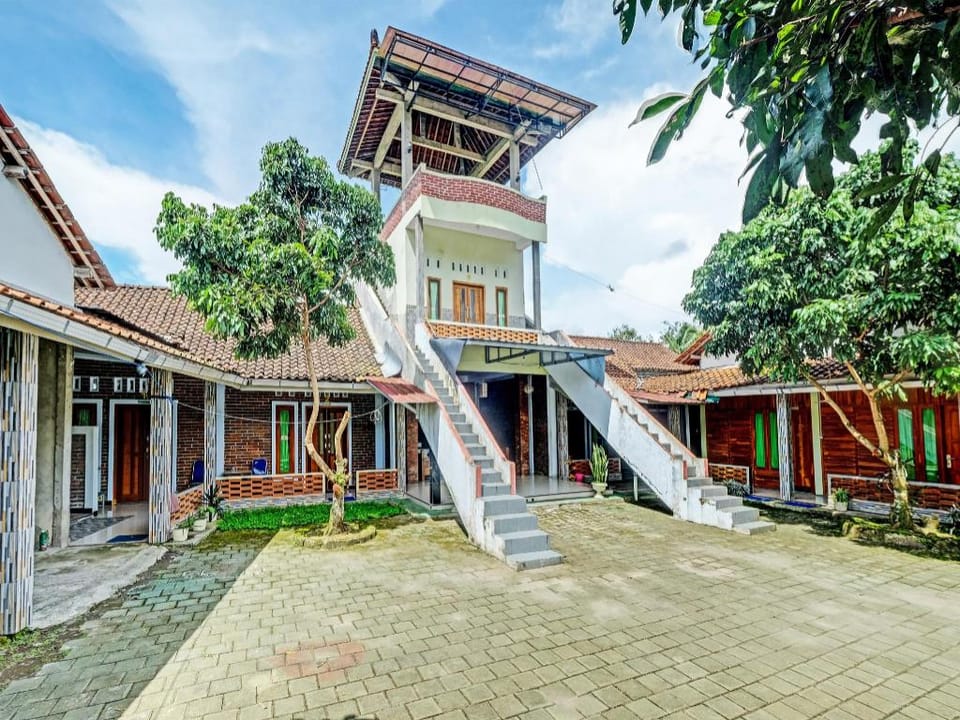 OYO 3355 Homestay Syariah Asyuban Hotel in Indonesia