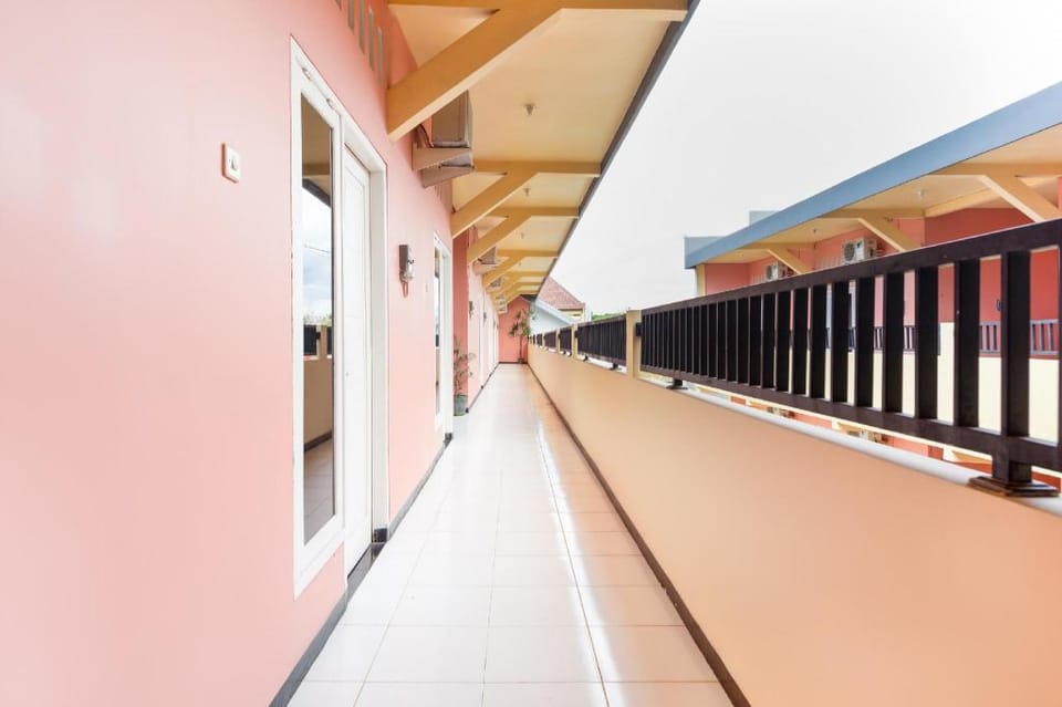 OYO Life 3387 Nakula Homestay Syariah Hotel in East Java