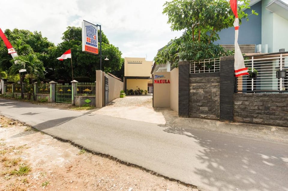 OYO Life 3387 Nakula Homestay Syariah Hotel in East Java