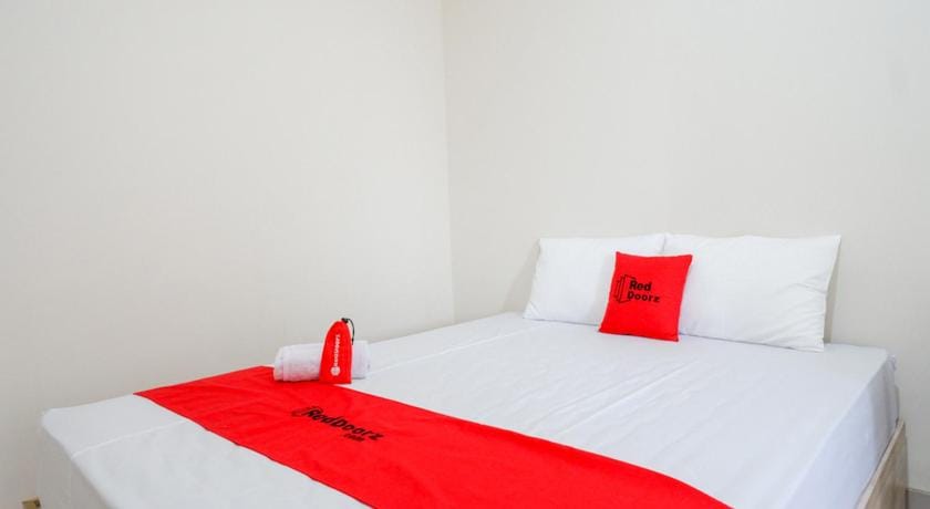 RedDoorz Near Lippo Plaza Buton Bed and Breakfast in Indonesia
