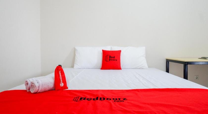 RedDoorz Near Lippo Plaza Buton Bed and Breakfast in Indonesia