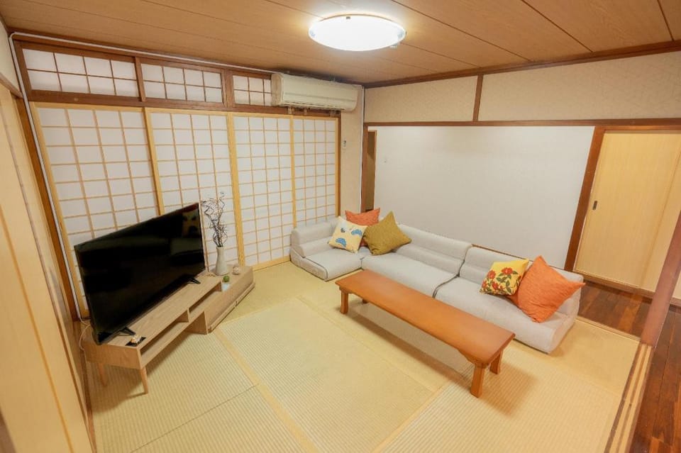 Okinawa 【BBQ可 】駅近・スーパー前！動画見放題の最大17名宿泊可能！2F Vacation rental in Naha