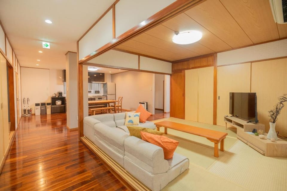 Okinawa 【BBQ可 】駅近・スーパー前！動画見放題の最大17名宿泊可能！2F Vacation rental in Naha