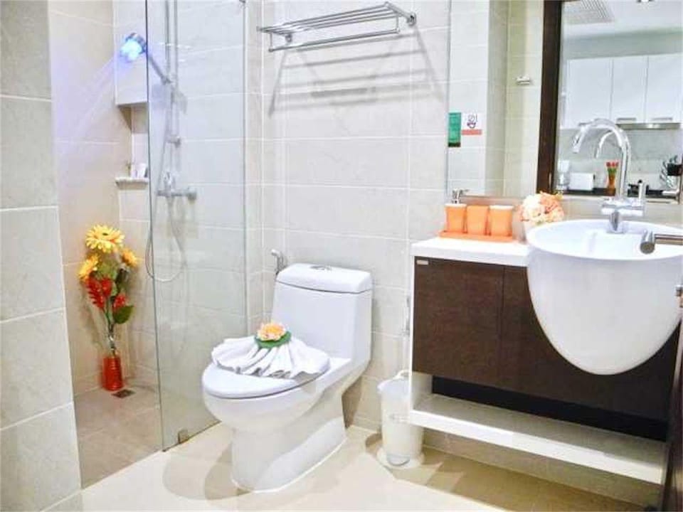 Poolview apartment w/Kitchen and big balcony (321) Apartment in Patong