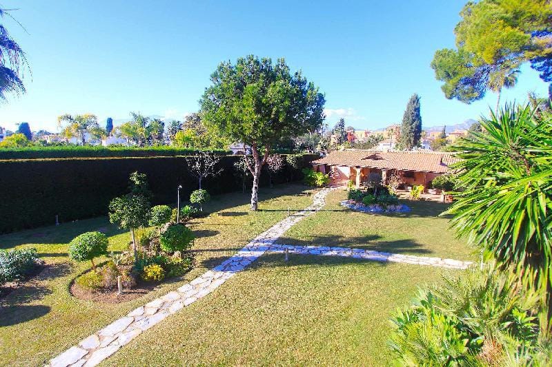 Dream Beachfront HOUSE POOL -BBQ  3000 M2 AREA Villa in Costa del Sol