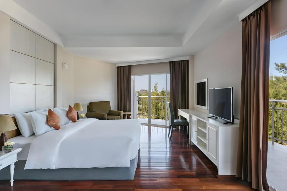 Seapine Beach Golf and Resort Hua Hin Hotel in Nong Kae