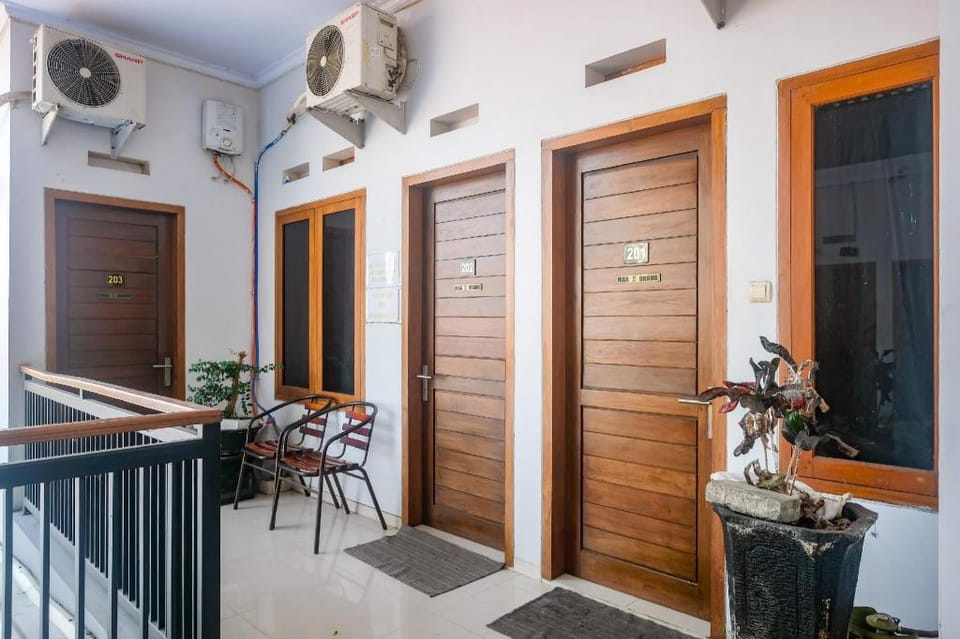 RedDoorz @ Jalan Kedawung Hotel in East Java