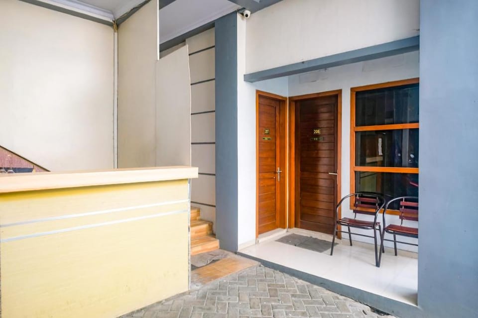 RedDoorz @ Jalan Kedawung Hotel in East Java