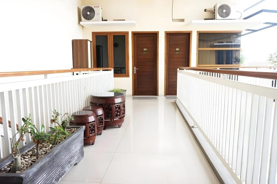 RedDoorz @ Jalan Kedawung Hotel in East Java