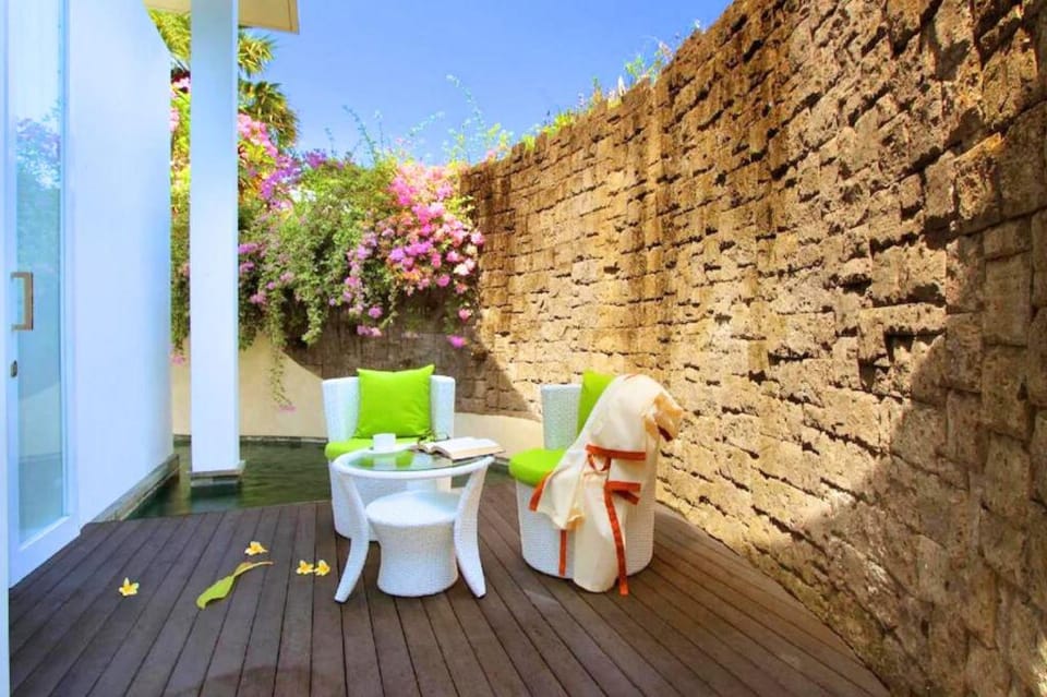Luxury Deluxe Room With Share Pool #M100 Villa in Kuta