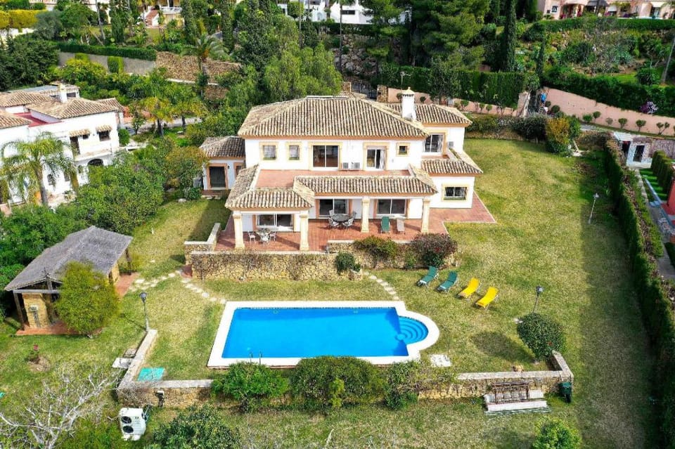 Family Villa BBQ with heated pool big garden ,golf Villa in Costa del Sol