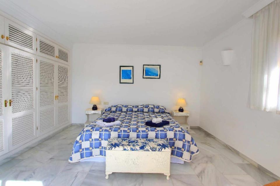 Family Villa BBQ with heated pool big garden ,golf Villa in Costa del Sol
