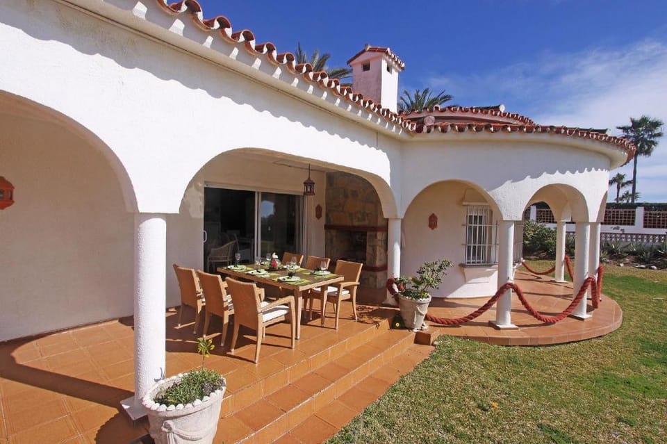 Beach front 1.line Villa Marbesa large garden wifi Villa in Marbella