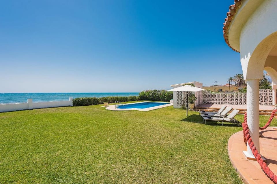 Beach front 1.line Villa Marbesa large garden wifi Villa in Marbella