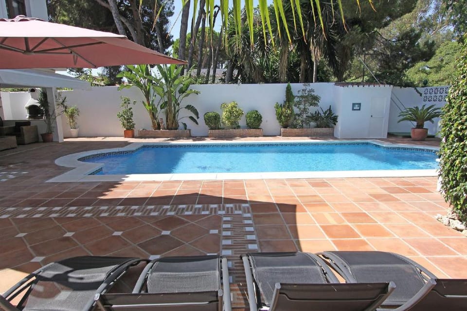 Villa with HEATED Pool, Lounge, direct Marbella  Villa in Marbella