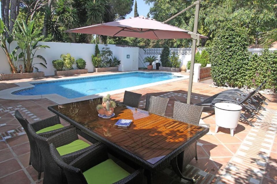 Villa with HEATED Pool, Lounge, direct Marbella  Villa in Marbella