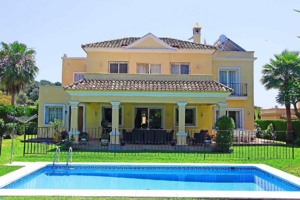 Family Villa heated pool speed wifi Netflix Tennis Villa in Costa del Sol