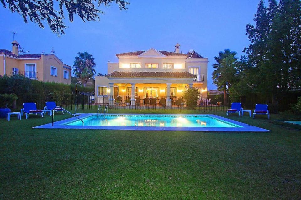 Family Villa heated pool speed wifi Netflix Tennis Villa in Costa del Sol