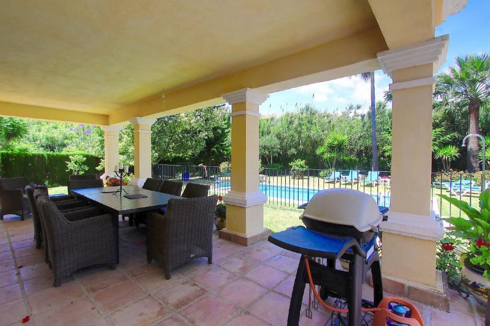 Family Villa heated pool speed wifi Netflix Tennis Villa in Costa del Sol
