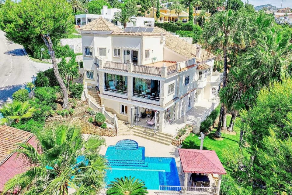Luxury Family Villa 3000m2 plot 740m2 built  Villa in Marbella