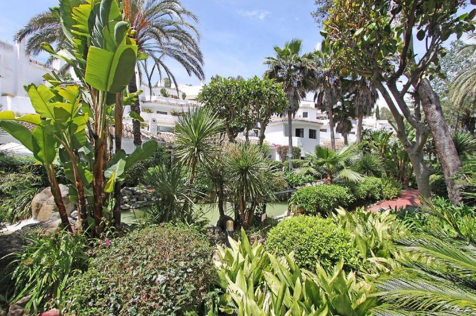 BEACH FRONT COMPLEX GOLDEN BEACH FAMILY APARTMENT Apartment in Marbella