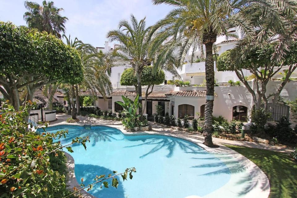 BEACH FRONT COMPLEX GOLDEN BEACH FAMILY APARTMENT Apartment in Marbella