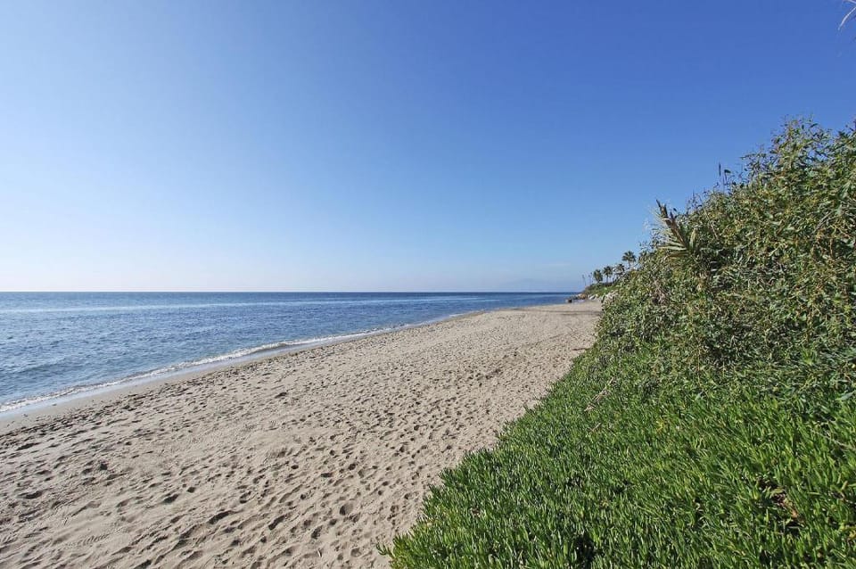 Beach front second line , WIFI, Pool,Garden,Garage Apartment in Marbella