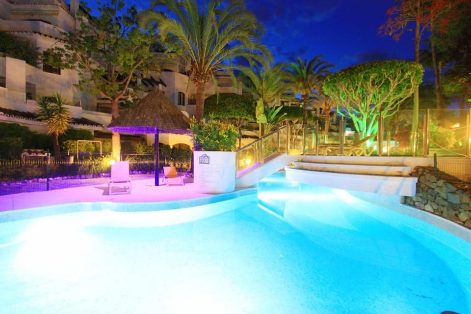 Beachfront 2 flats Jacuzzi roof terrace Netflix Apartment in Marbella