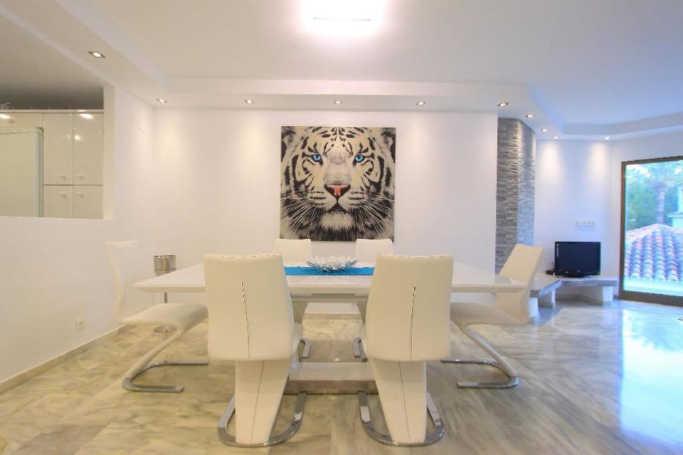 Beach front 3 Family Apartments 7 Bedrooms 3 Pools Apartment in Marbella