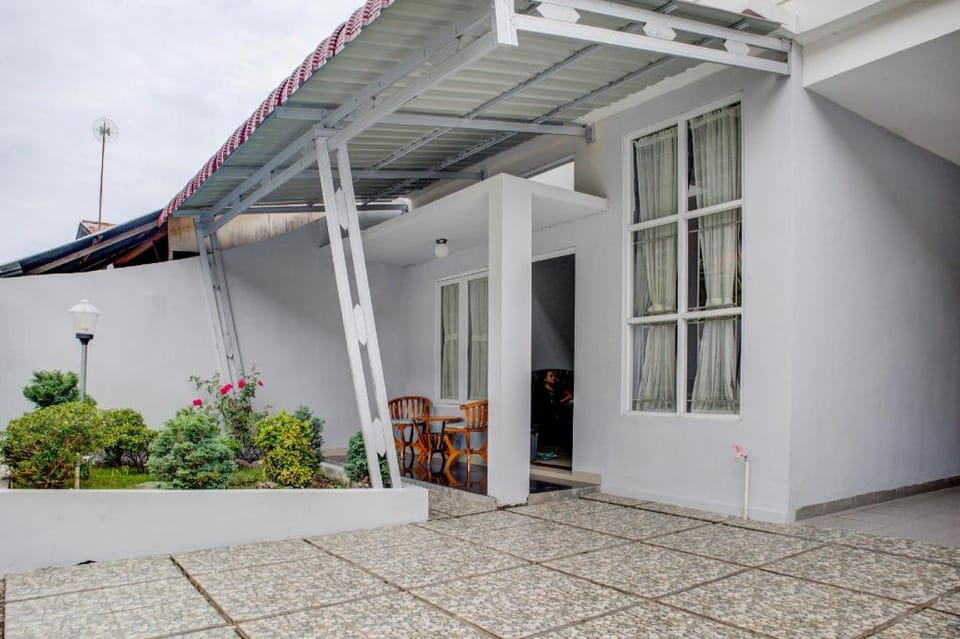 OYO 3690 Wisma Yani Syariah Hotel in Padang