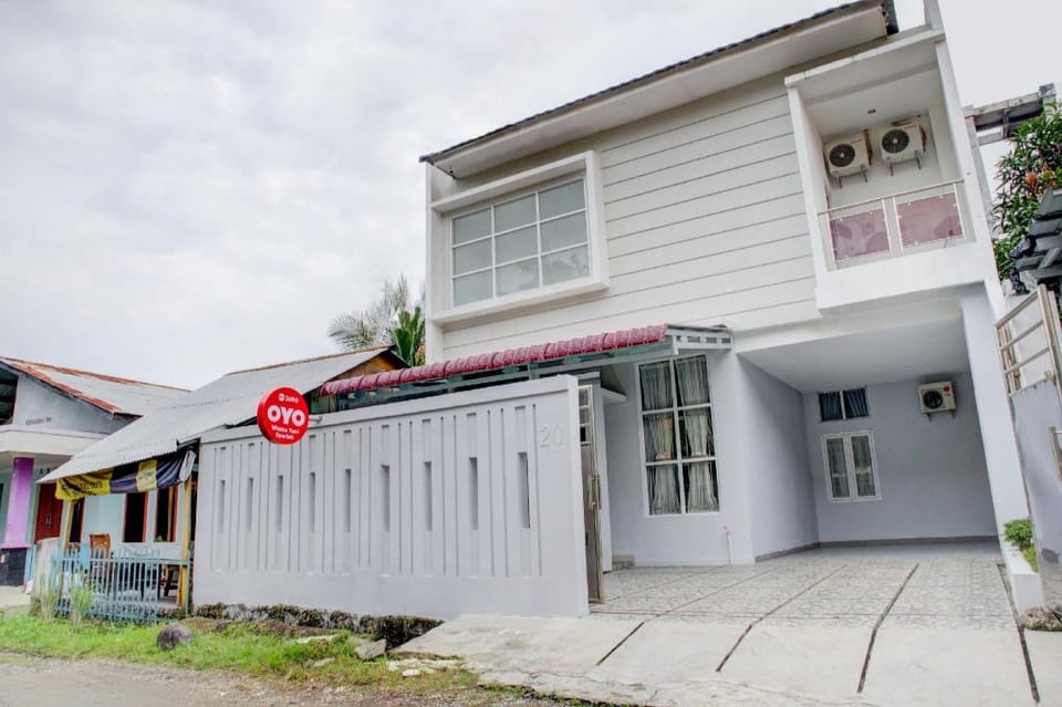 OYO 3690 Wisma Yani Syariah Hotel in Padang