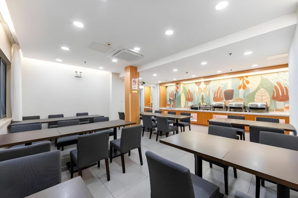Hanting Hotel Shangnhai Xizang Bei Road Metro Station Hotel in Shanghai