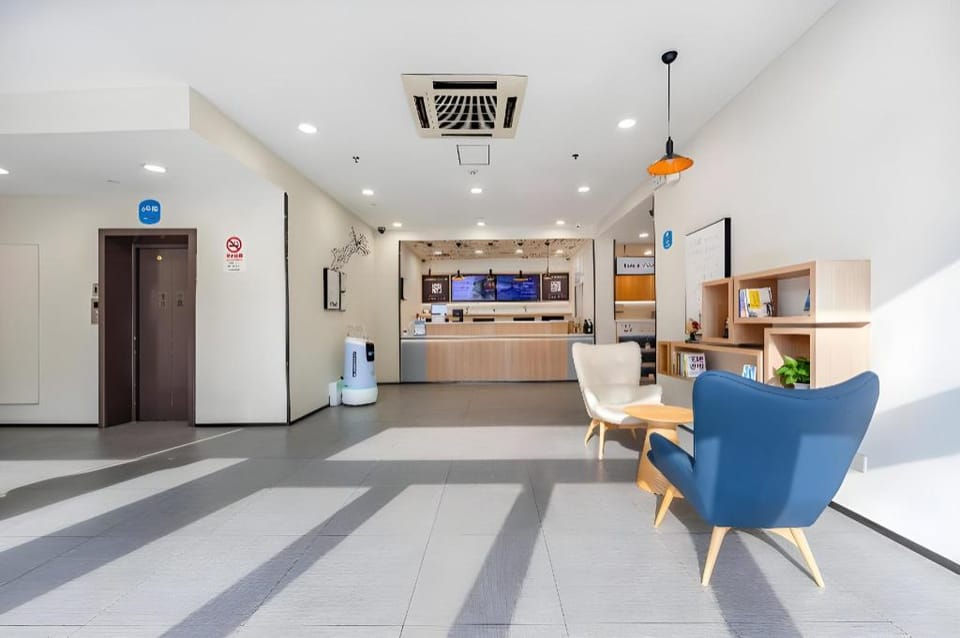 Hanting Hotel Shangnhai Xizang Bei Road Metro Station Hotel in Shanghai