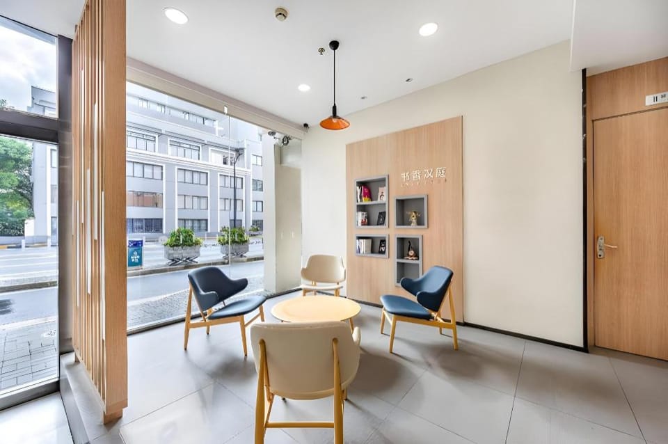 Hanting Hotel Shangnhai Xizang Bei Road Metro Station Hotel in Shanghai