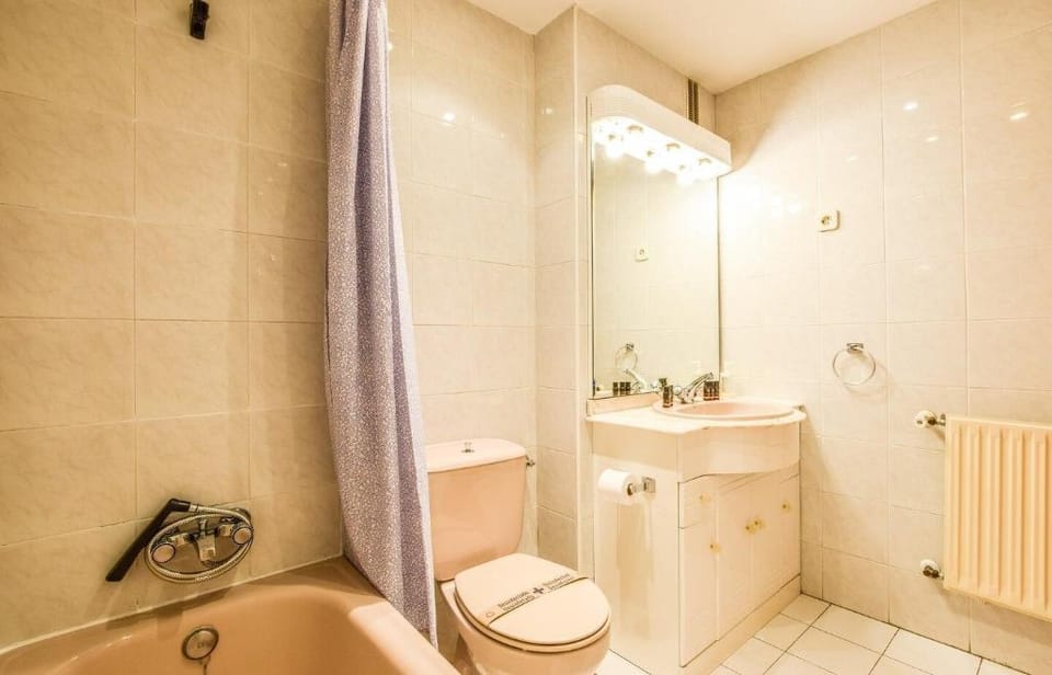 APARTMENTO CON PISCINA 4 PAX BARAJAS AREA Apartment in Madrid