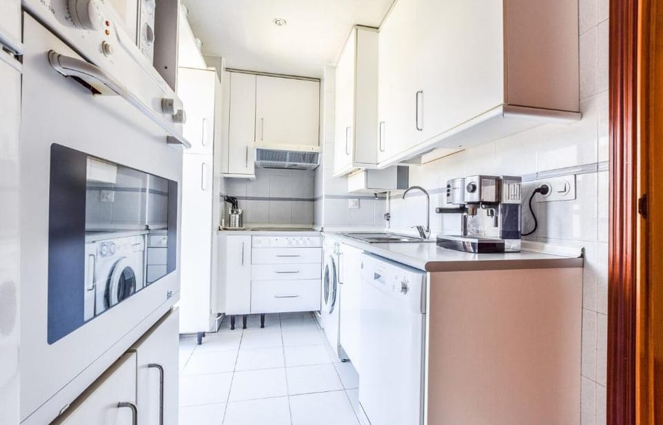 APARTMENTO CON PISCINA 4 PAX BARAJAS AREA Apartment in Madrid