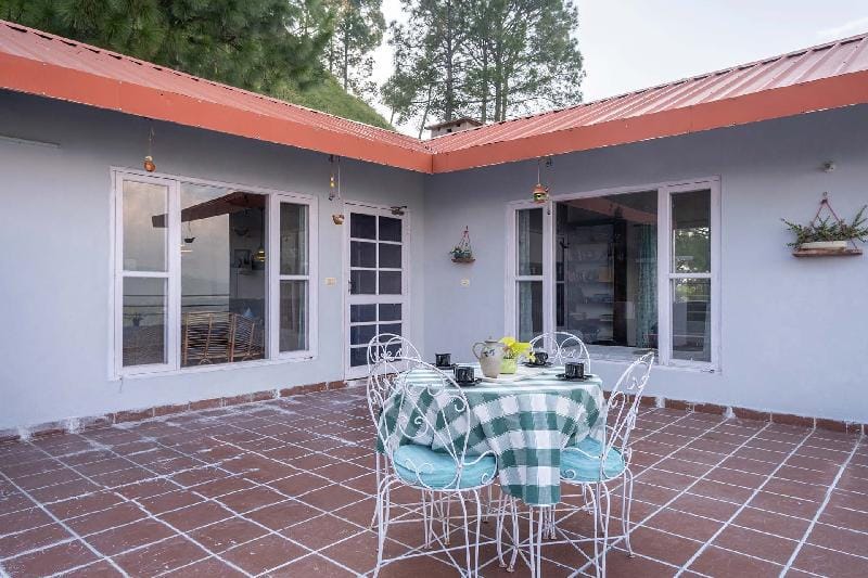 StayVista at Misty Mountains Cottage Vacation rental in Himachal Pradesh