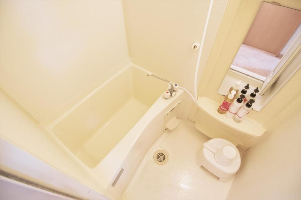 Friends & Couples, About 5 Minutes to Namba! Excellent Access to Downtown Osaka! Apartment in Osaka