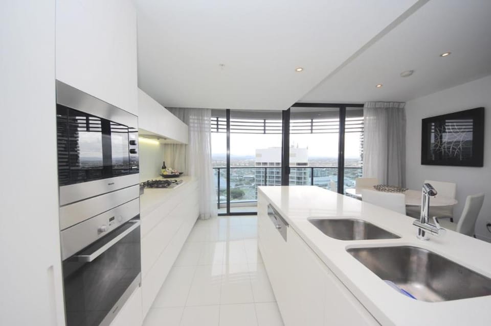 Oracle Tower 1 Luxury on the 24th floor Apartment in Gold Coast