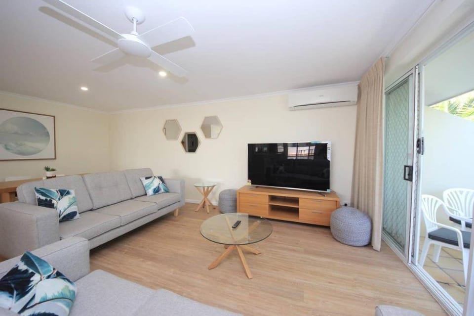 Stunning Modern Diamond Beach Resort Penthouse Apartment in Mermaid Waters