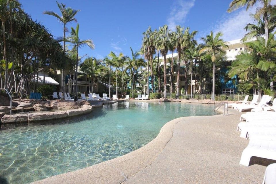 Stunning Modern Diamond Beach Resort Penthouse Apartment in Mermaid Waters