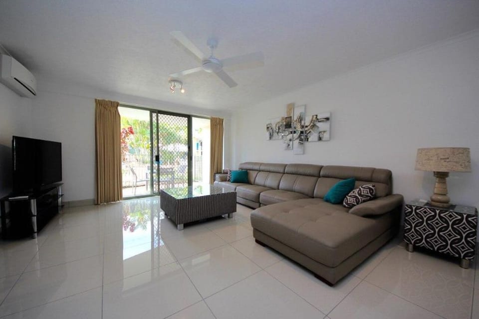 Ultra Modern Poolside Ground Floor Diamond Beach Apartment in Mermaid Beach