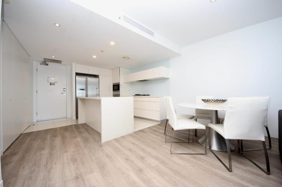 Luxurious Level 14th floor Views Oracle Building Apartment in Gold Coast