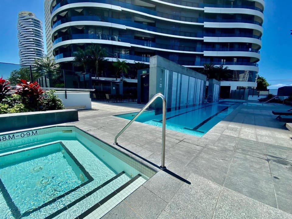 Luxurious Level 14th floor Views Oracle Building Apartment in Gold Coast