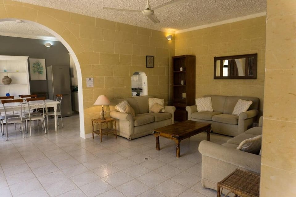 Villa Ibo - Spacious 4 Bedroom with Shared Pool Villa in Malta