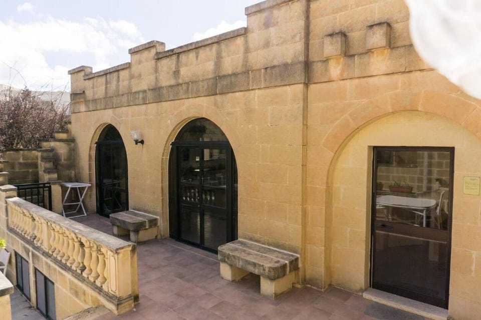 Villa Ibo - Spacious 4 Bedroom with Shared Pool Villa in Malta