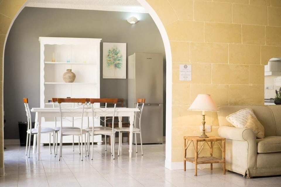 Villa Ibo - Spacious 4 Bedroom with Shared Pool Villa in Malta