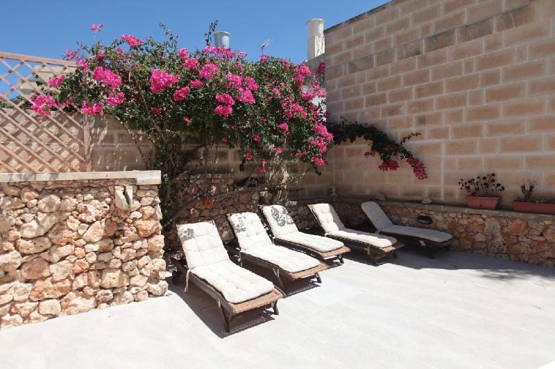 Villa Pedro Private Queen Bed and view + ensuite Villa in Malta