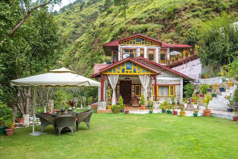StayVista at Spirits Unplugged with Outdoor Pool - Karyali Villa in Himachal Pradesh