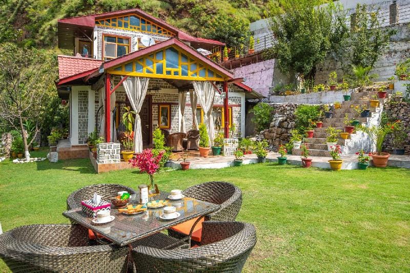 StayVista at Spirits Unplugged with Outdoor Pool - Karyali Villa in Himachal Pradesh